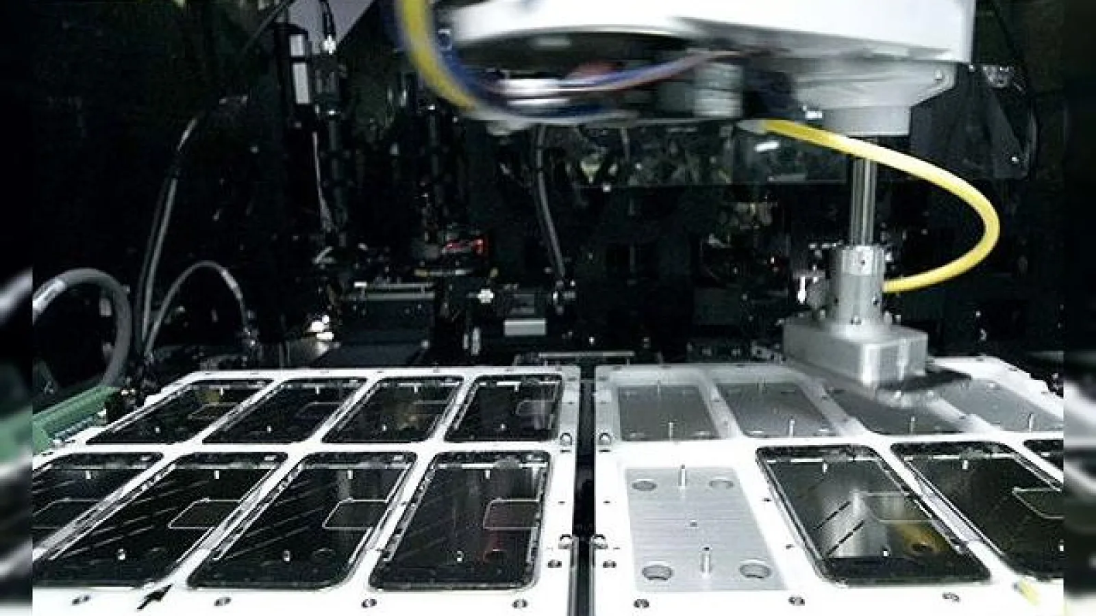 "Armata de roboţi" de la Foxconn primeşte comenzi serioase de la Apple şi Xiaomi