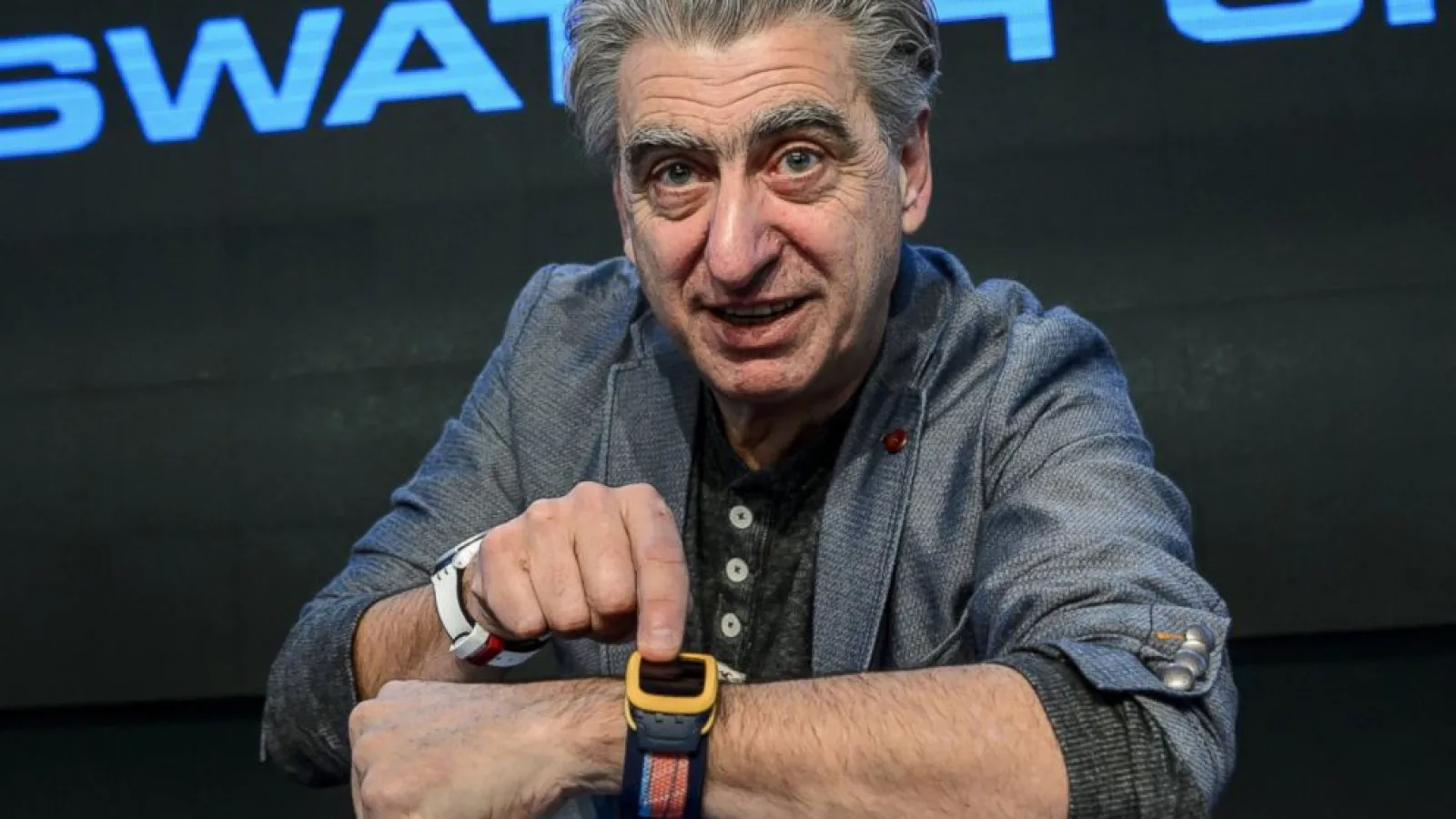 CEO-ul Swatch nu consideră Apple Watch o ameninţare, ci doar o "telecomandă pentru telefon"; Promite un smartwatch cu baterie de 6 luni în 2016!