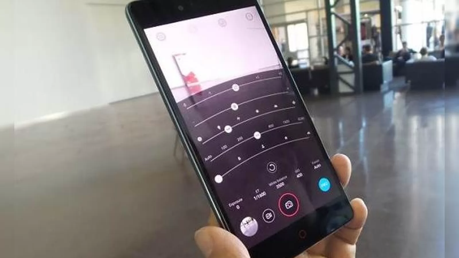ZTE Nubia Z9 poate fi precomandat acum şi internaţional, cu preţ de la 649 de dolari în sus
