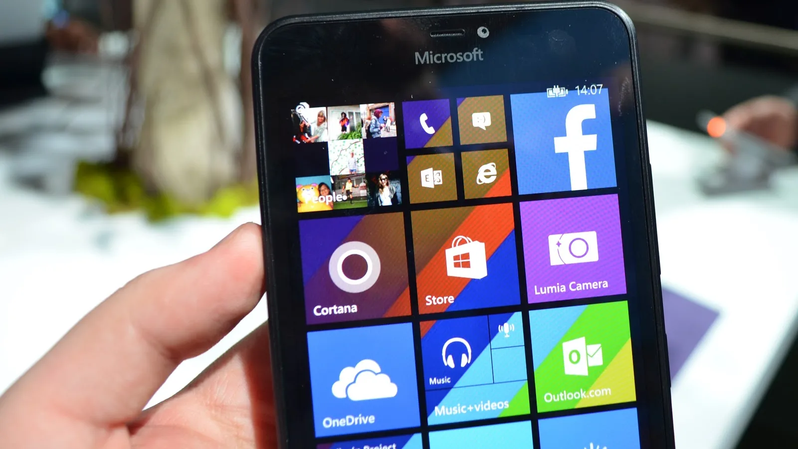 Microsoft ar putea lansa un phablet high-end de 5.7 inch în această vară