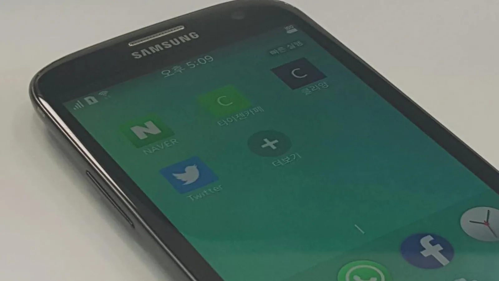 Samsung Z LTE îşi face apariţia într-o imagine nouă; Un nou telefon Tizen gata de lansare?