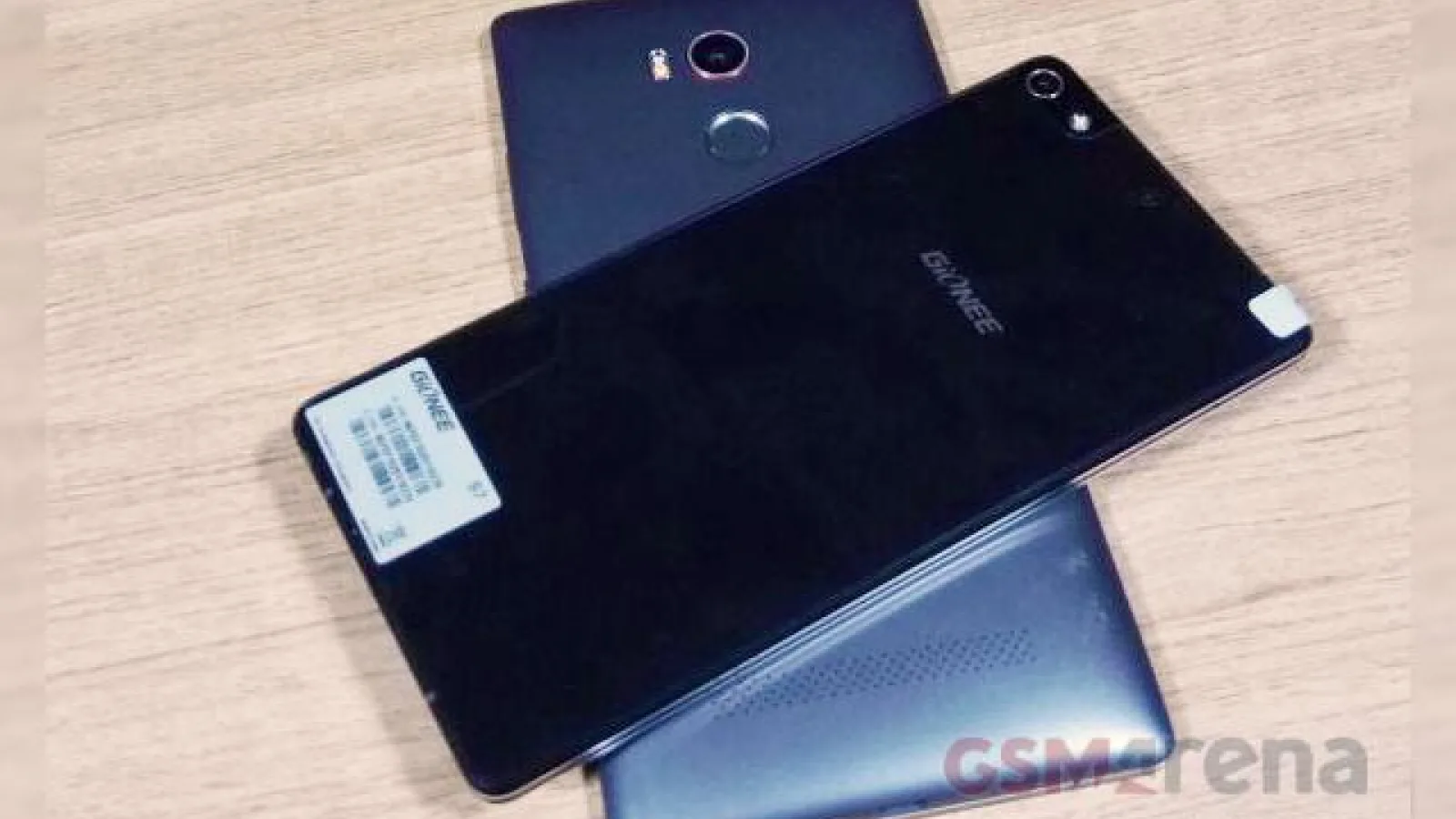 Gionee Elife E8 fotografiat lângă Gionee Elife S7 şi gata de lansare