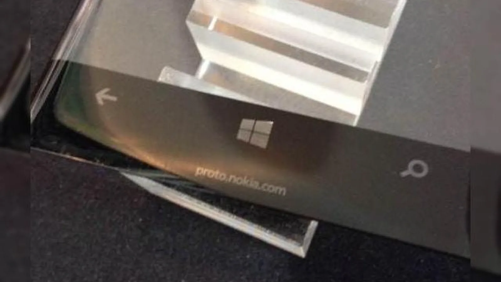 Un prototip Nokia cu ecran cu margini curbate apare într-o bizară imagine teaser; Nokia sau Lumia?