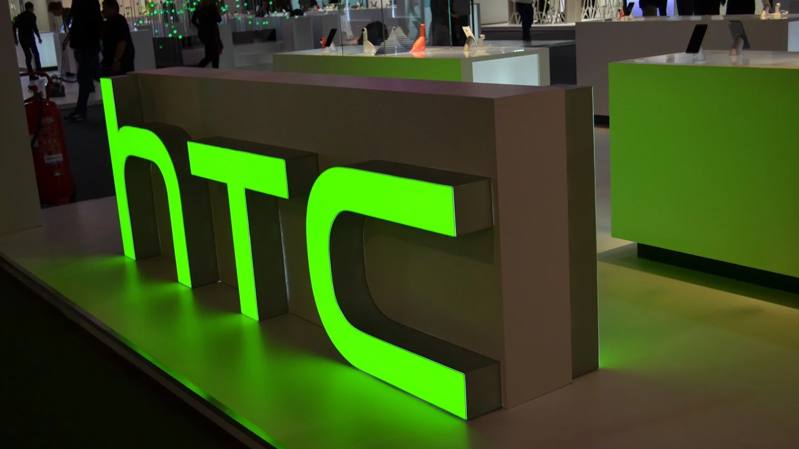 Valoarea unei acțiuni HTC ajunge acum sub pragul de 3.25$; distribuitorii se așteaptă la livrarea a doar 3.2 milioane de terminale One M9 în acest an