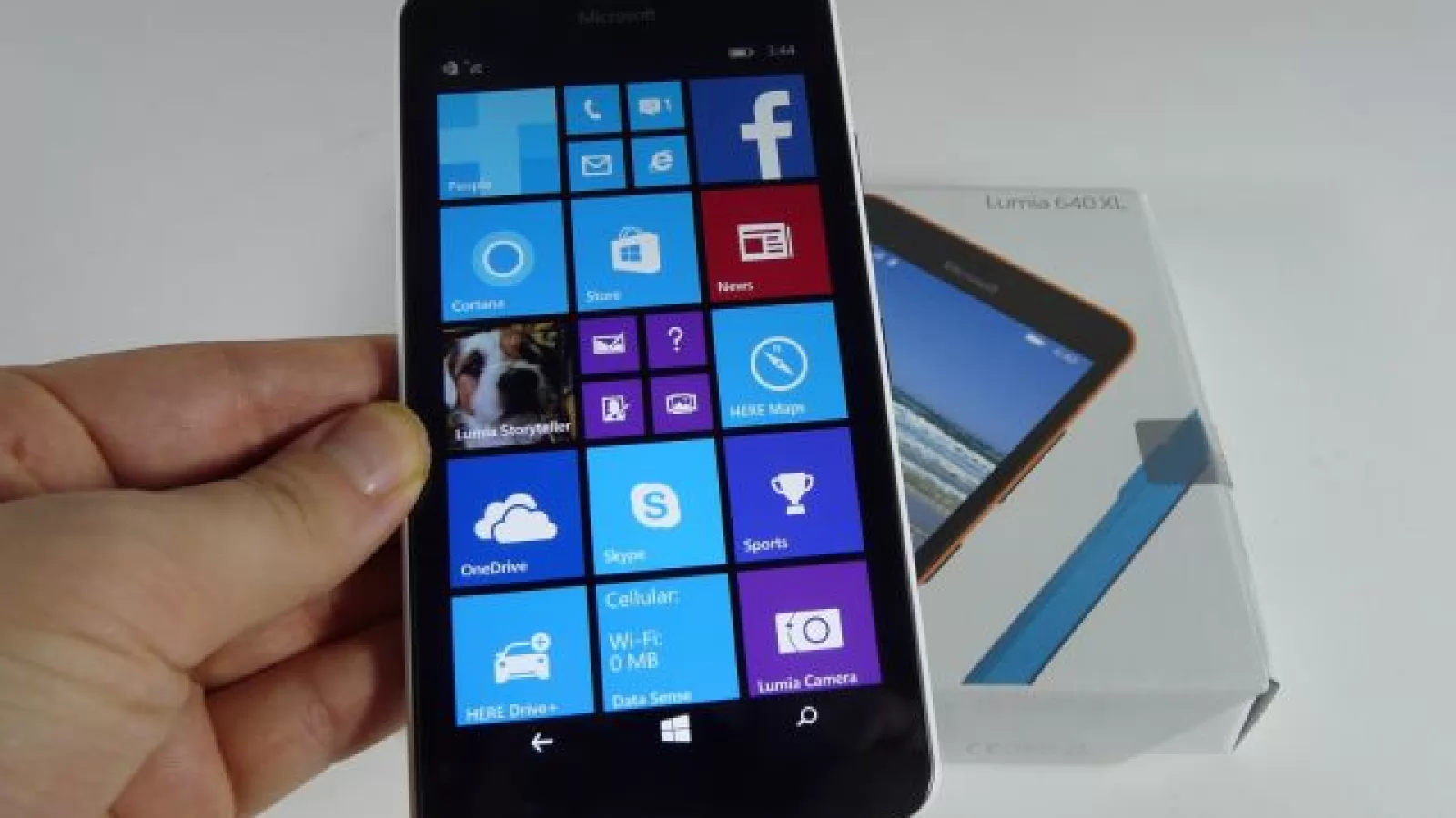 Microsoft Lumia 640 XL LTE Unboxing: phabletul midrange cu optică Zeiss e aici (Video)
