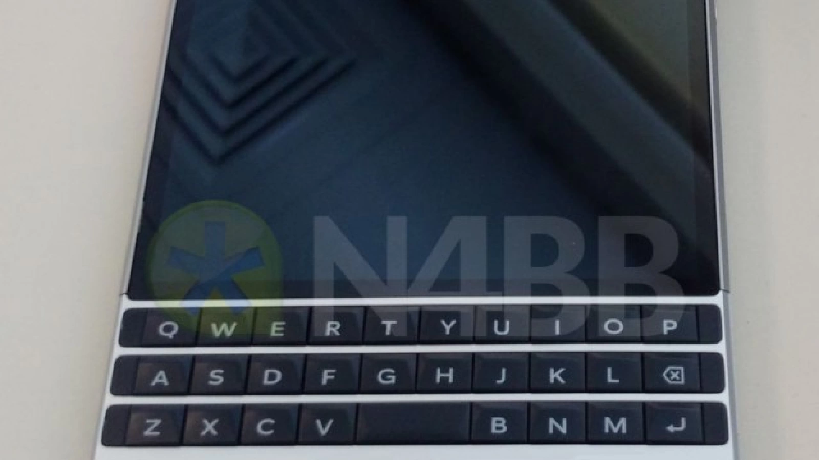 BlackBerry Oslo îşi face apariţia în noi fotografii hands on, pare un fel de Passport "lite"
