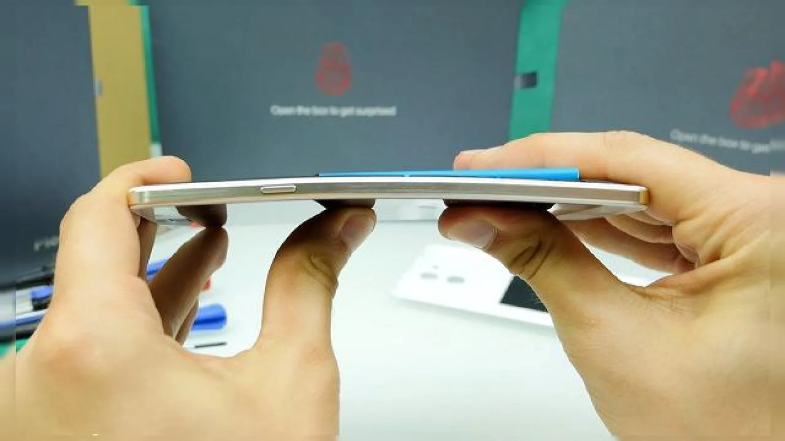 Elephone P7000 testat în condiţii extreme: disecat și îndoit în fața camerei (Video)