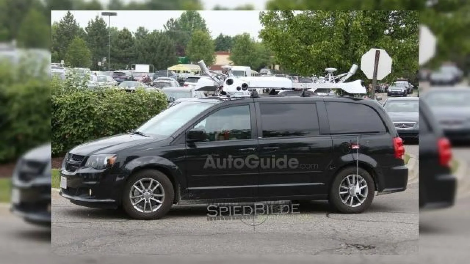Apple testează automobile în zona oraşului Detroit; "Project Titan" pare a implica hatchbackuri Dodge