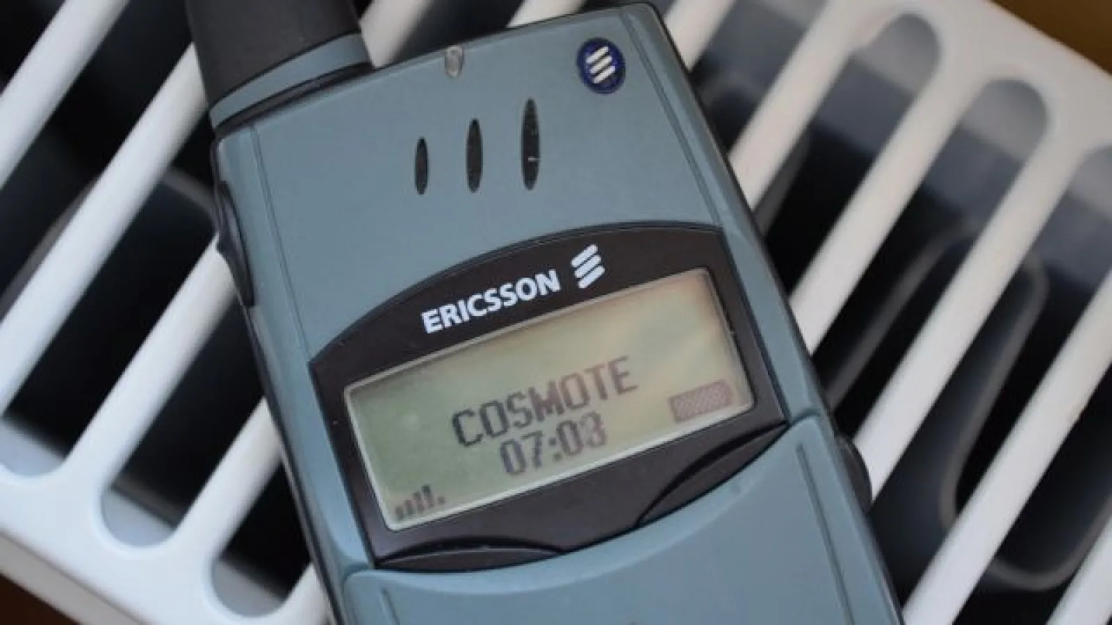 RETROreview - Ericsson T28s: "Porsche-ul" telefoanelor pe final de ani '90 (Video)