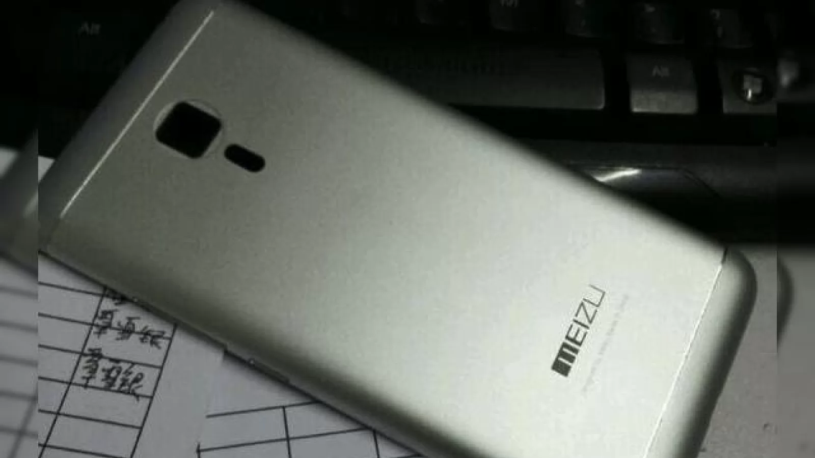 Iată o nouă imagine cu spatele lui Meizu MX5, cu carcasa metalică şi camera de 20 MP