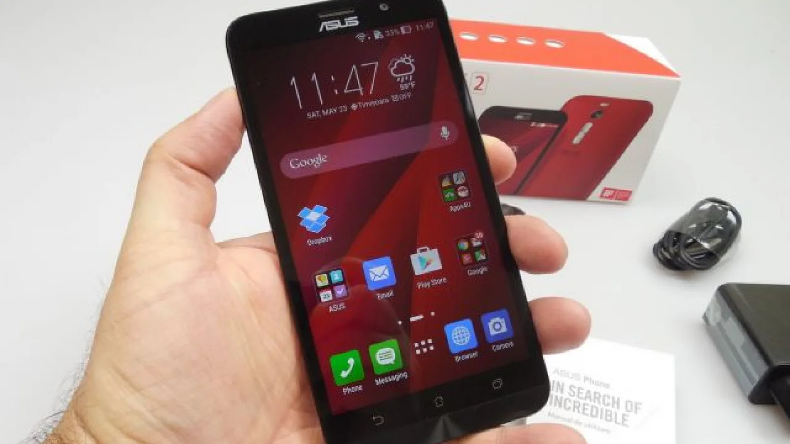 ASUS ZenFone 2 Unboxing: primul telefon cu 4 GB RAM îşi turează motorul pe masa de teste (Video)