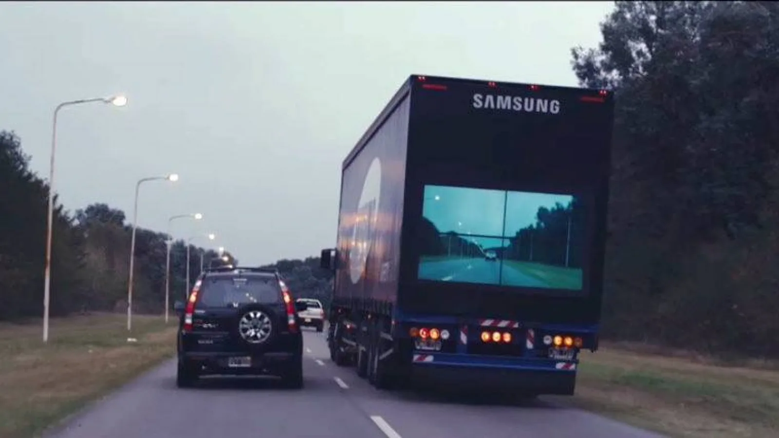 Samsung prezintă o tehnologie care revoluţionează şofatul: camioane Safety Truck cu monitoare în spate şi camere în faţă (Video)