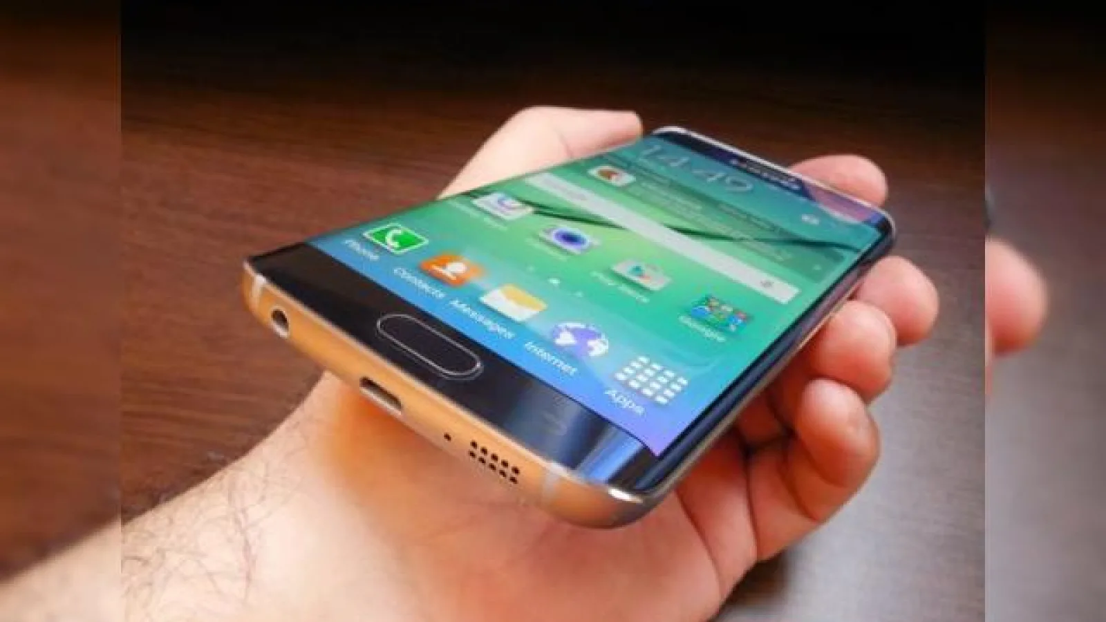 Noi estimări scot la iveală faptul că Samsung va livra 45 milioane de terminale S6/S6 Edge în acest an