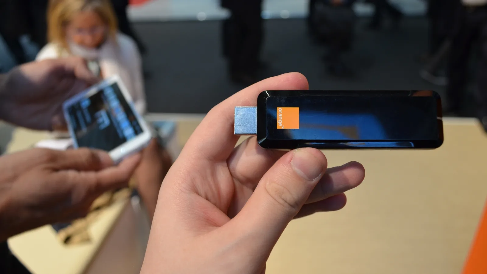 România e prima tară în care e disponibil stickul Orange TV; Alternativa la Chromecast cu conectare TV via telefon/tabletă