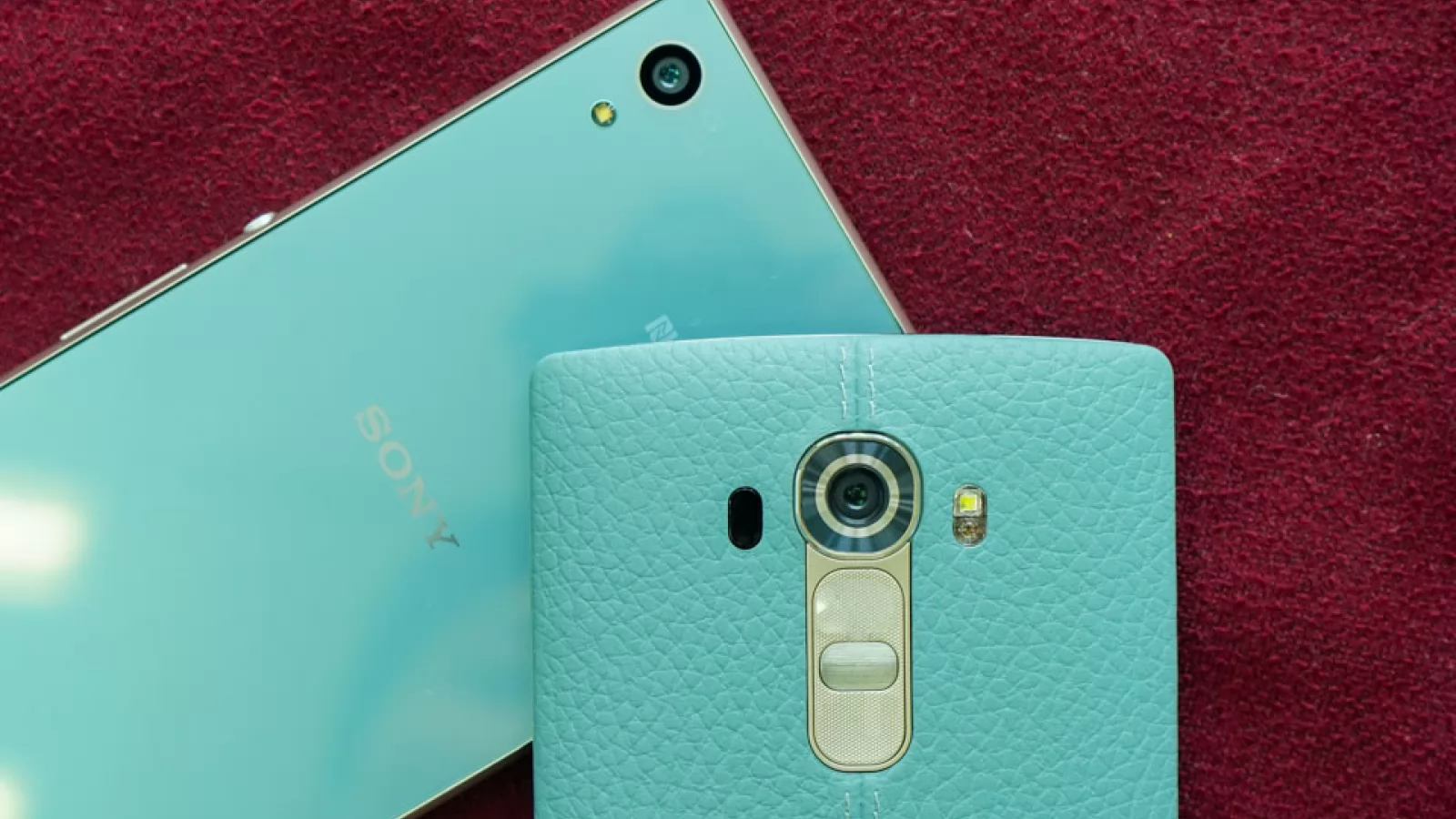 LG G4 şi Xperia Z4 primesc versiuni de culoare turcoaz, ambele fotografiate în Vietnam
