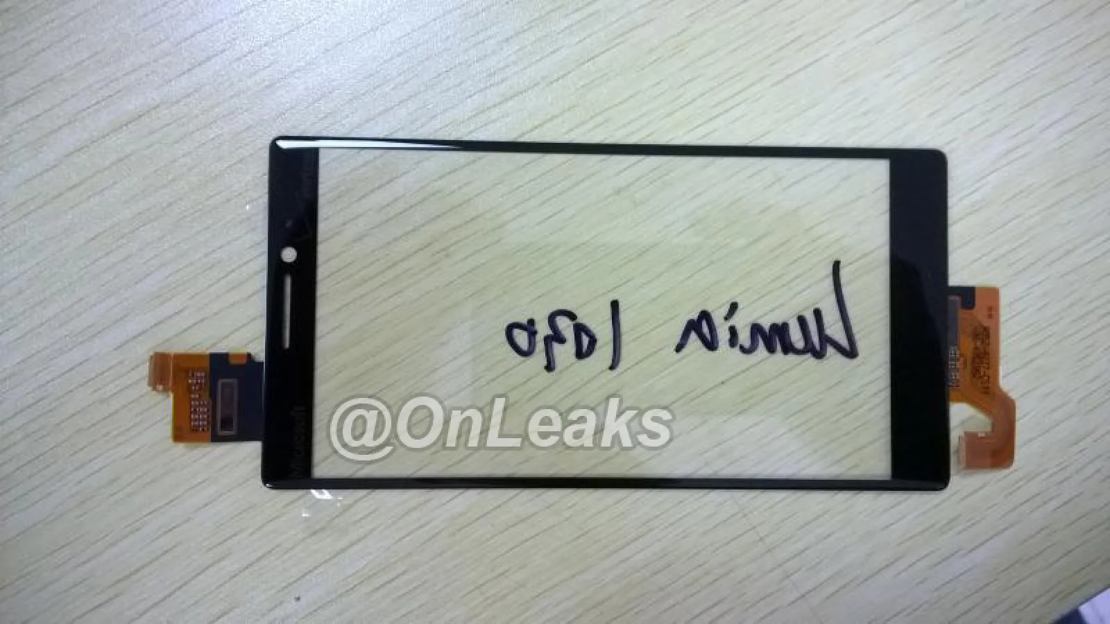 Microsoft Lumia 1030 îşi dezvăluie panoul frontal, cu logo Microsoft şi Verizon aplicat