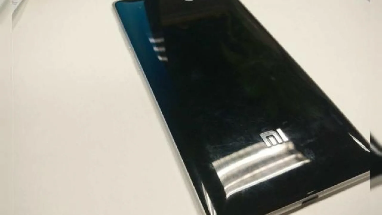 Un misterios telefon Xiaomi îşi face apariţia într-o imagine ce prezintă o cameră duală în spate