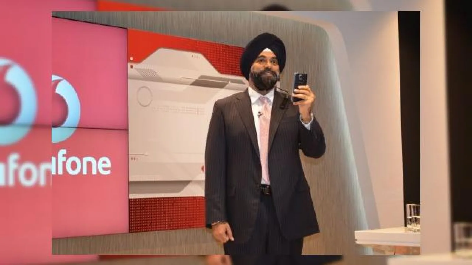 Vodafone detaliază planurile şi abordarea pe următoarea perioadă; Ravinder Takkar, CEO confirmă o cerere puternică pentru servicii