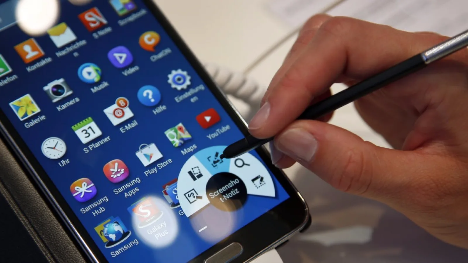 Un grup de protecţie a consumatorului din China da în judecată Samsung şi Oppo pentru includerea de bloatware pe terminalele lor