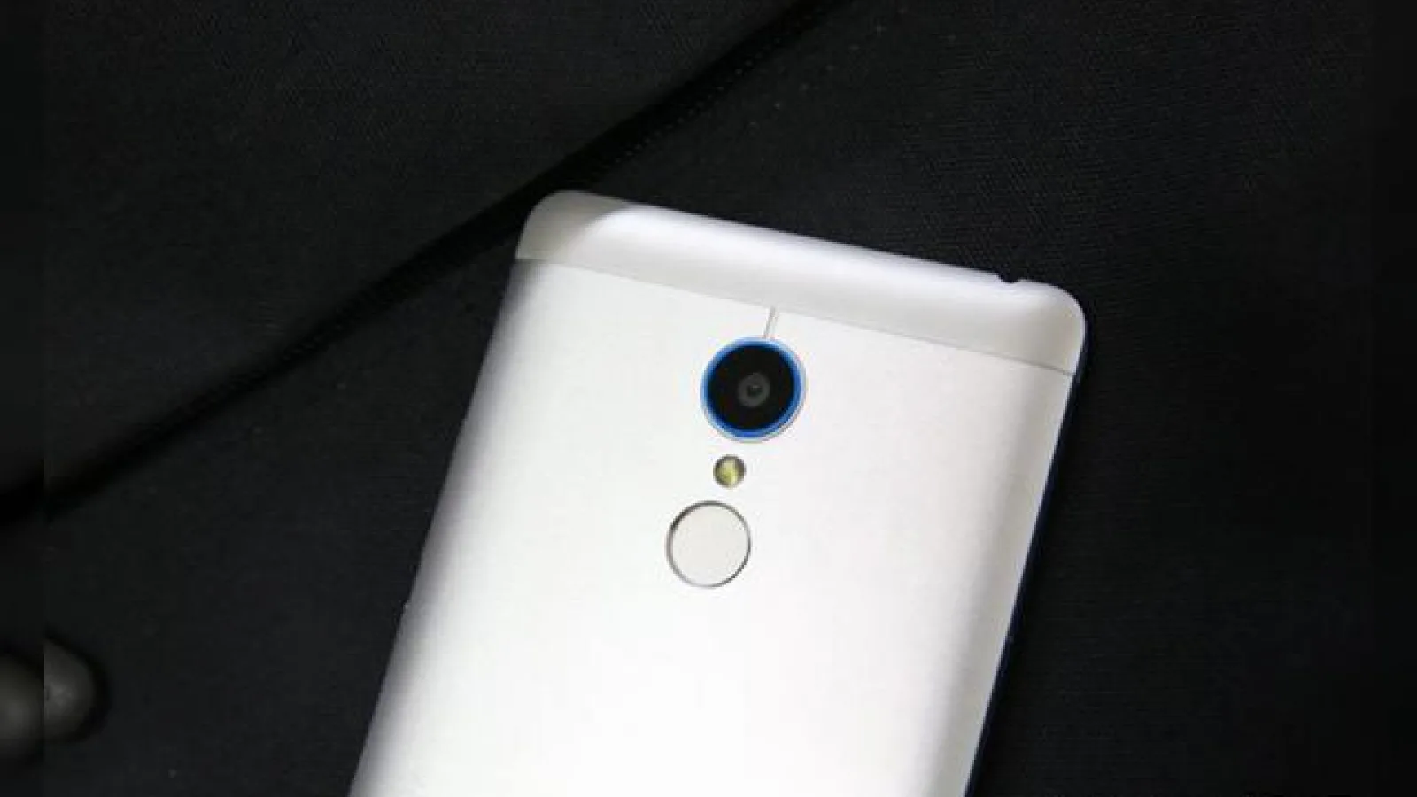 Un nou model ZTE V5 apare pe web, în imagini hands on ce prezintă un scanner de amprente, corp metalic