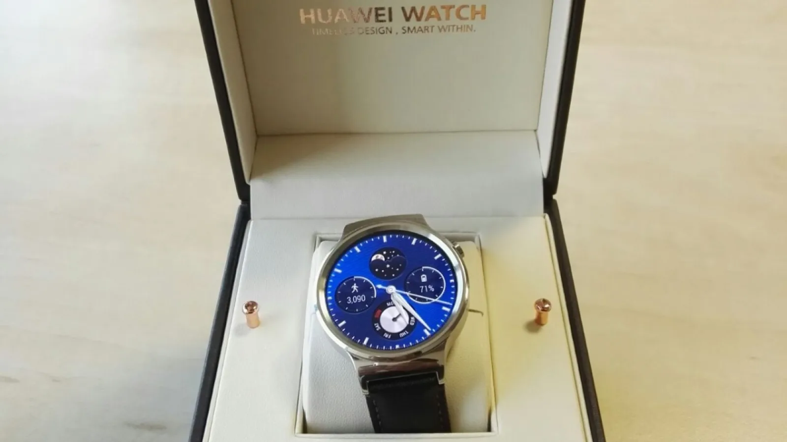 Pachetul de retail al lui Huawei Watch ni se dezvăluie într-o serie de fotografii