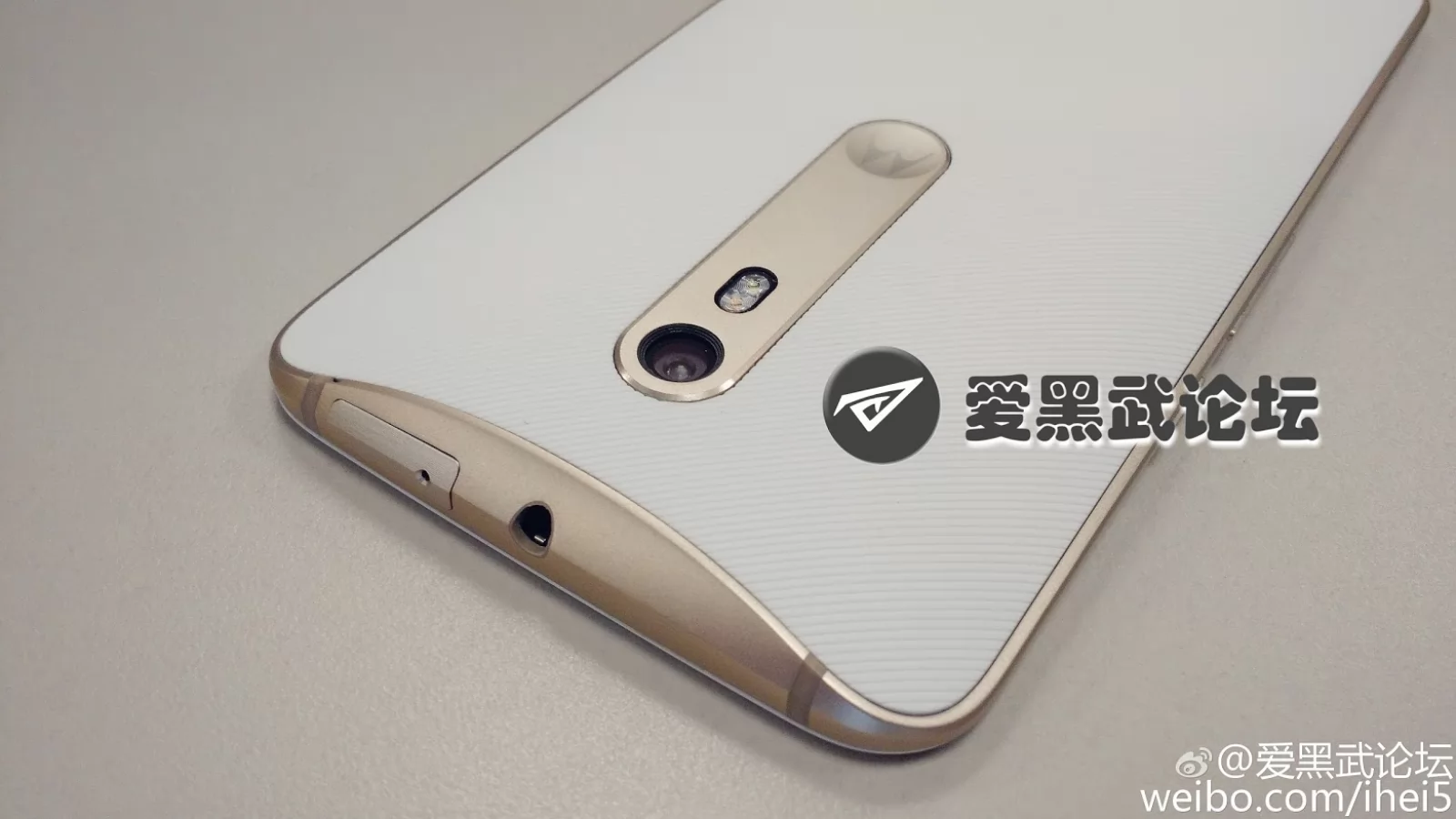 Motorola Moto X (2015) ar putea sosi şi pe auriu, conform unei fotografii de pe Google+