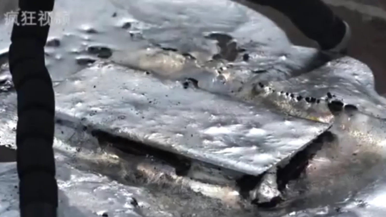 Şi chinezii se topesc după... teste ciudate; Xiaomi Mi Note are turnat peste el aluminiu lichid, cu temperatura de 800 de grade (Video)