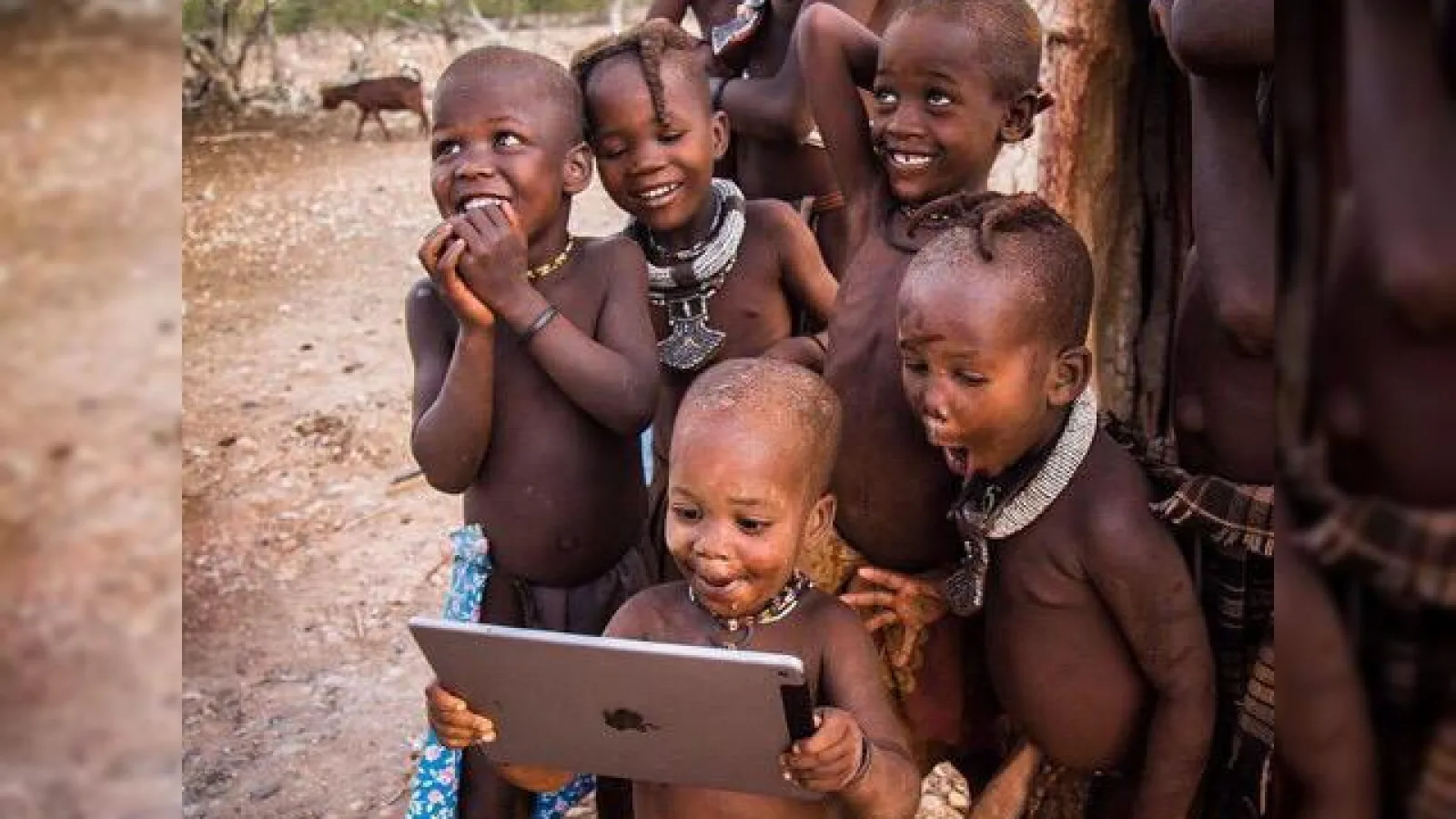 Imaginea zilei: copiii din Africa descoperă un iPad