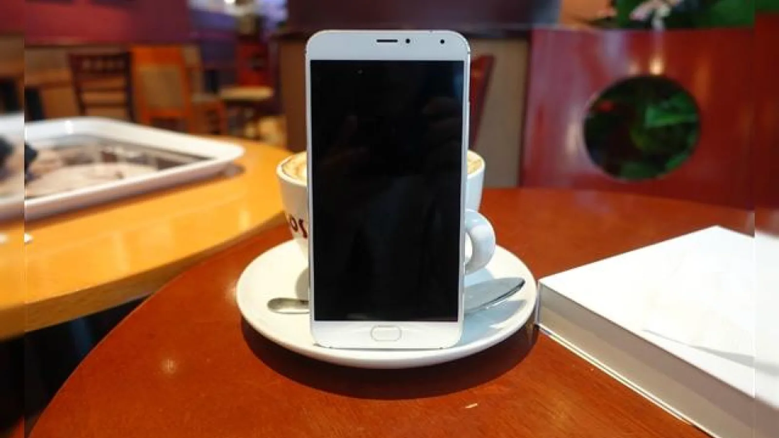 Meizu MX5 Pro apare într-o imagine proaspătă hands on, ar putea debuta în septembrie