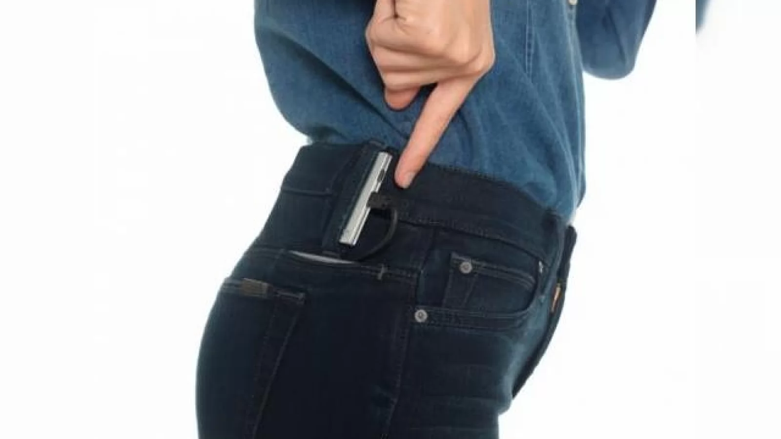 O pereche de jeans care încarcă telefonul... Iată ceva ce probabil nu doreşti să porţi vara asta!