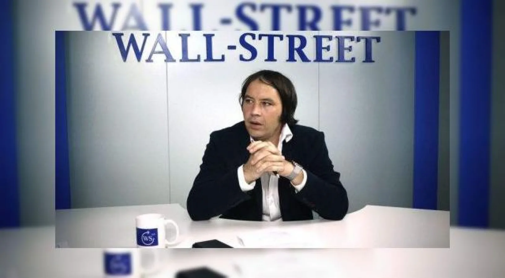 Julien Ducarroz, directorul comercial Orange România, afirmă că filiala locală vinde 1.4 milioane de smartphone-uri anual