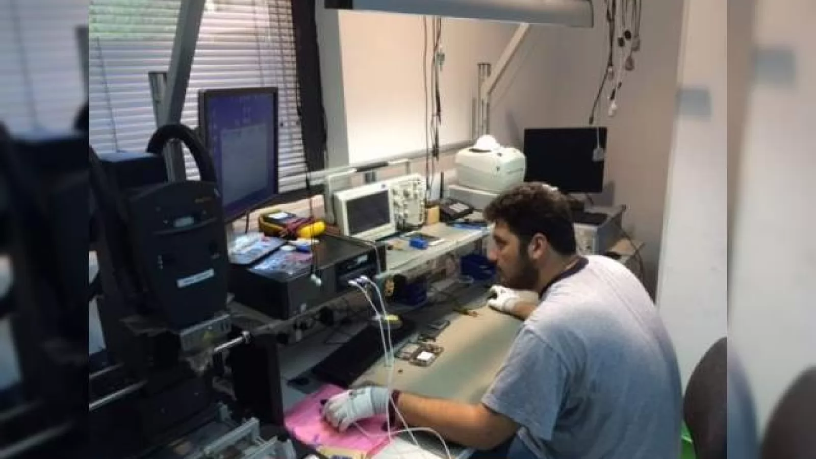 Iată locul unde se repară sute de telefoane mobile pe zi în România: centrul de service al Orange România