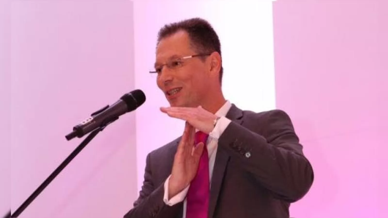 Piaţa de cartele prepay e în scădere şi sub presiune, din cauza abonamentelor prea accesibile, consideră şeful Telekom Romania