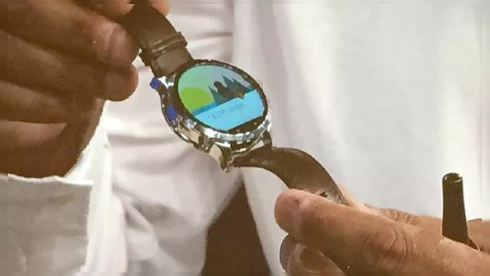 Fossil îşi prezintă primul smartwatch cu Android Wear la bord