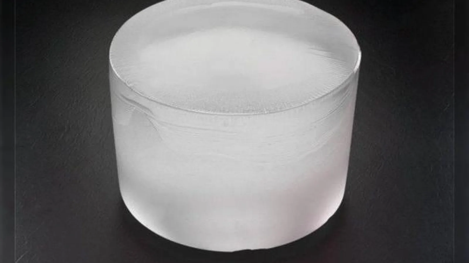 Firma rusă Monocrystal este principalul furnizor de sticlă de safir pentru Apple Watch
