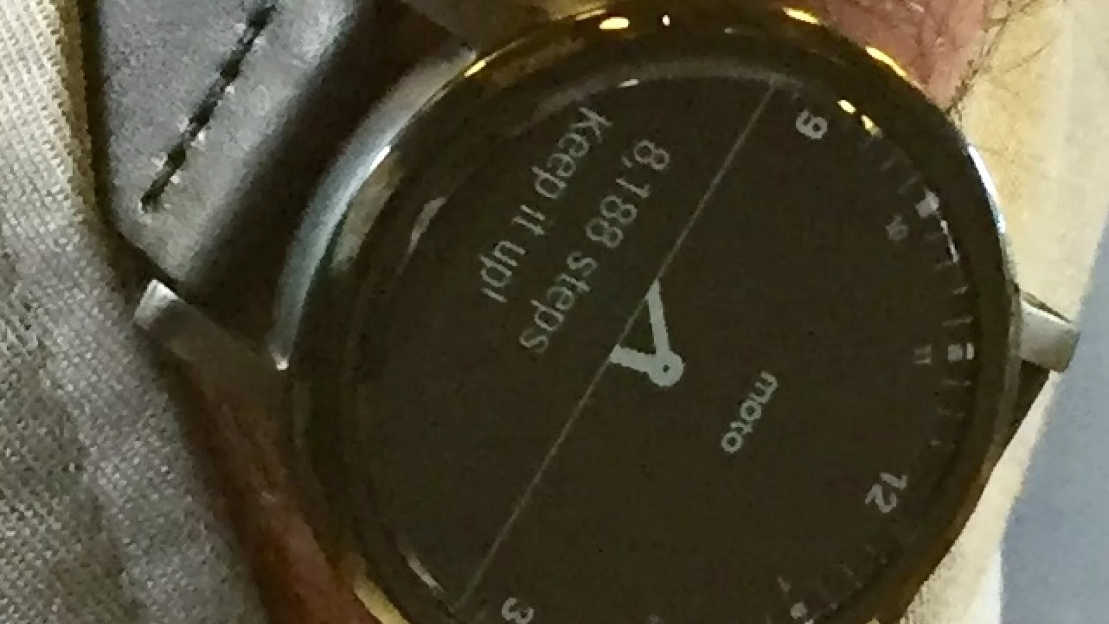 Noul smartwatch Moto 360 îşi face apariţia la încheieturi înainte de debutul oficial