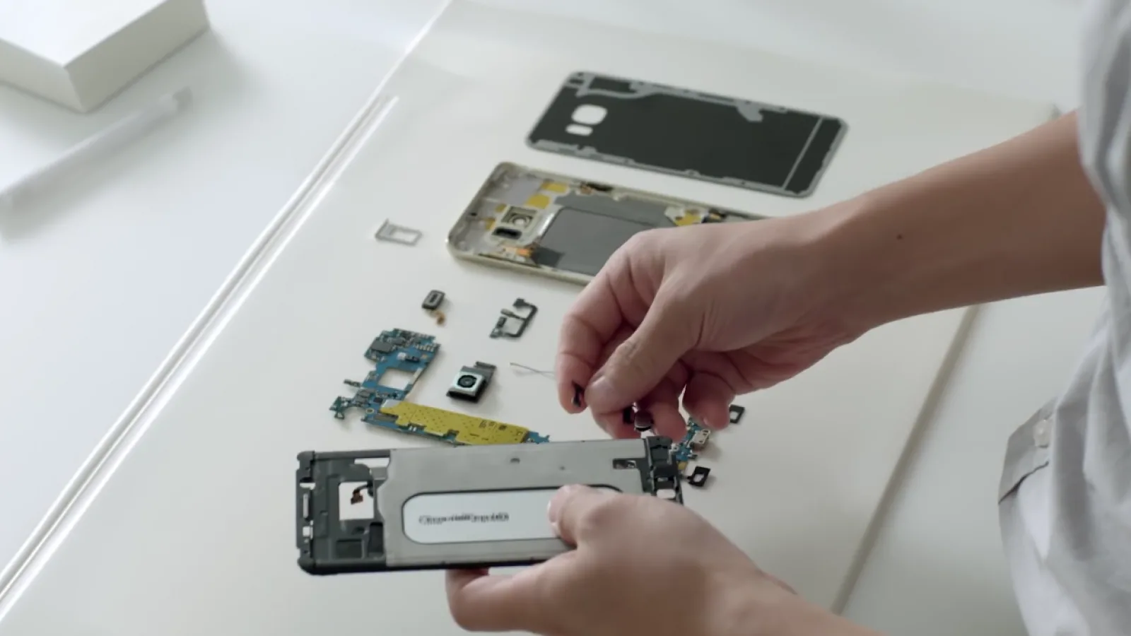 Samsung Galaxy S6 Edge+ asamblat şi scos din cutie într-un clip interesant (Video)