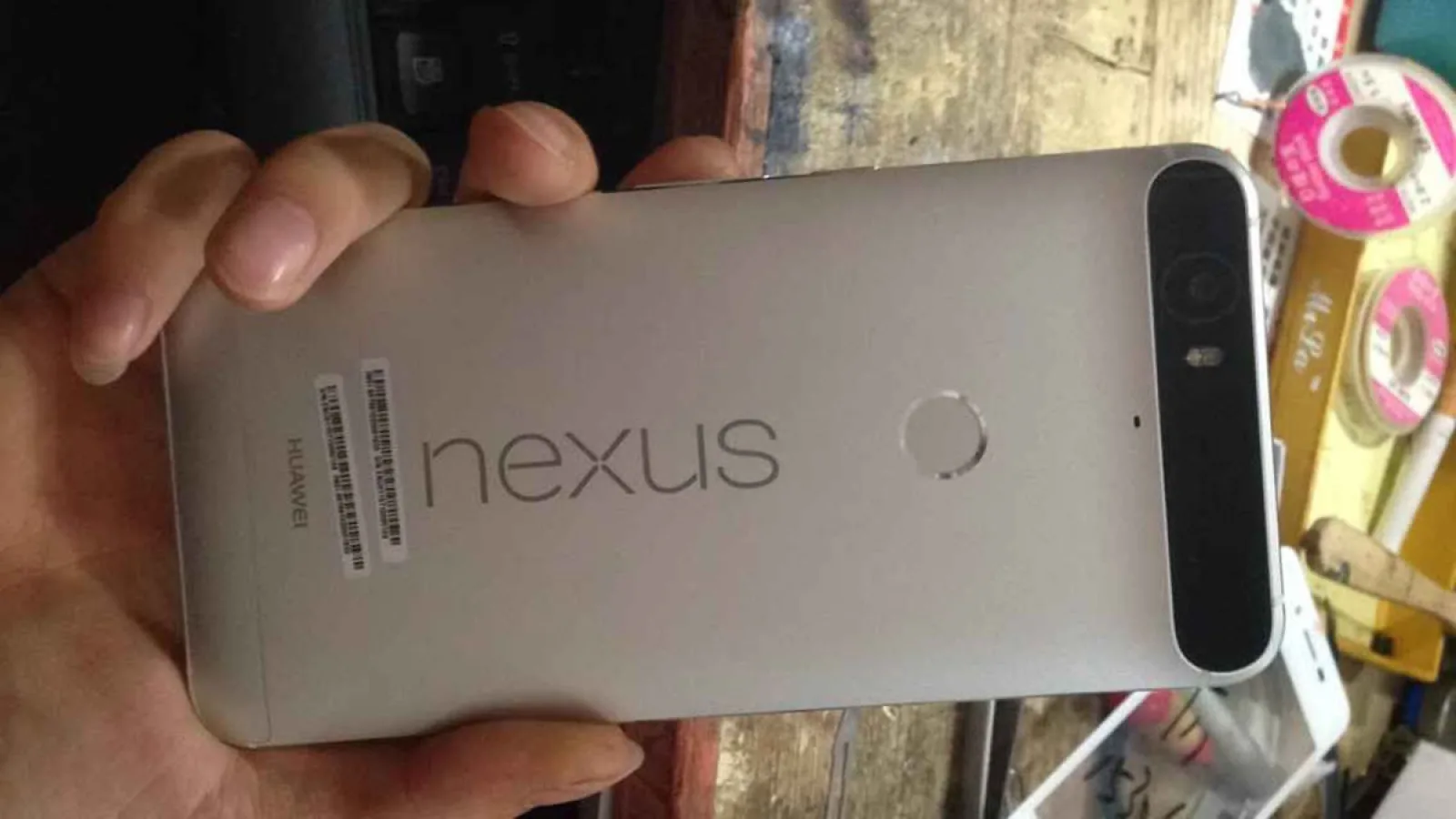 Huawei Nexus 2015 apare în imagini hands on sub formă de prototip; Se reconfirmă șasiul metalic şi modulul masiv al camerei
