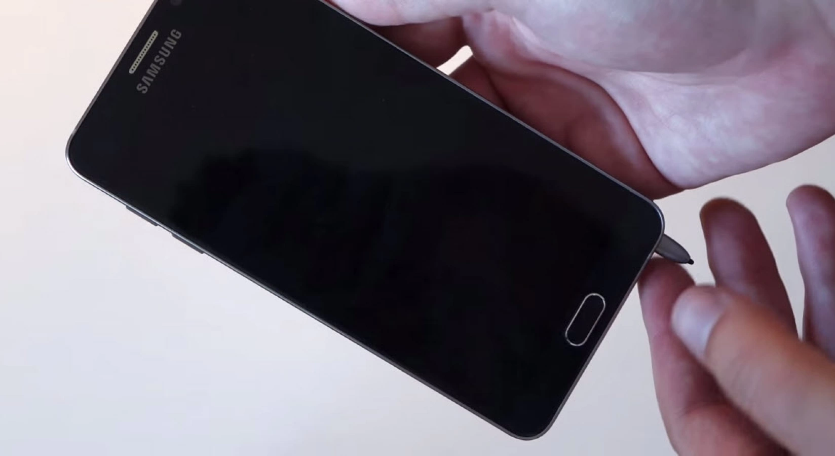 Stylusul lui Galaxy Note 5 se blochează iremediabil înăuntru dacă e introdus greşit; Iată ce se întâmplă (Video)