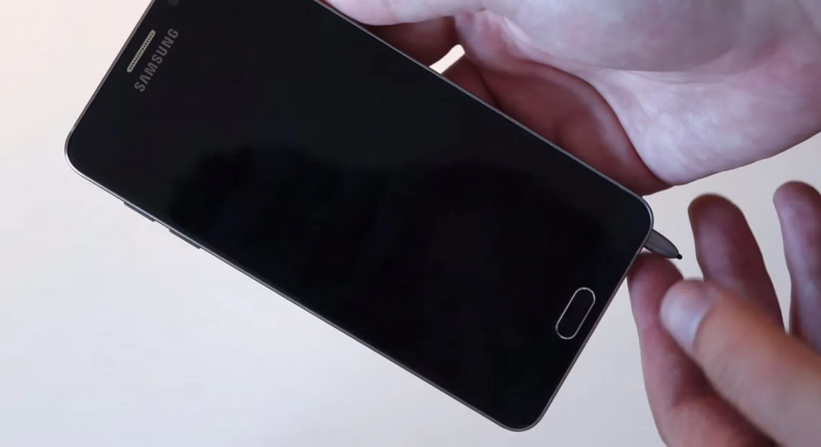 Stylusul lui Galaxy Note 5 se blochează iremediabil înăuntru dacă e introdus greşit; Iată ce se întâmplă (Video)