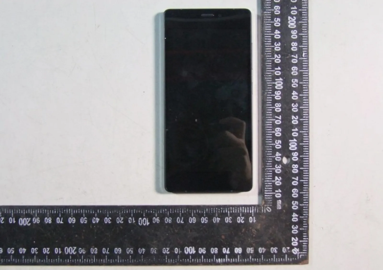 Hyundai L575 este un nou smartphone ce primeşte certificarea FCC, terminalul aduce cu un Xperia