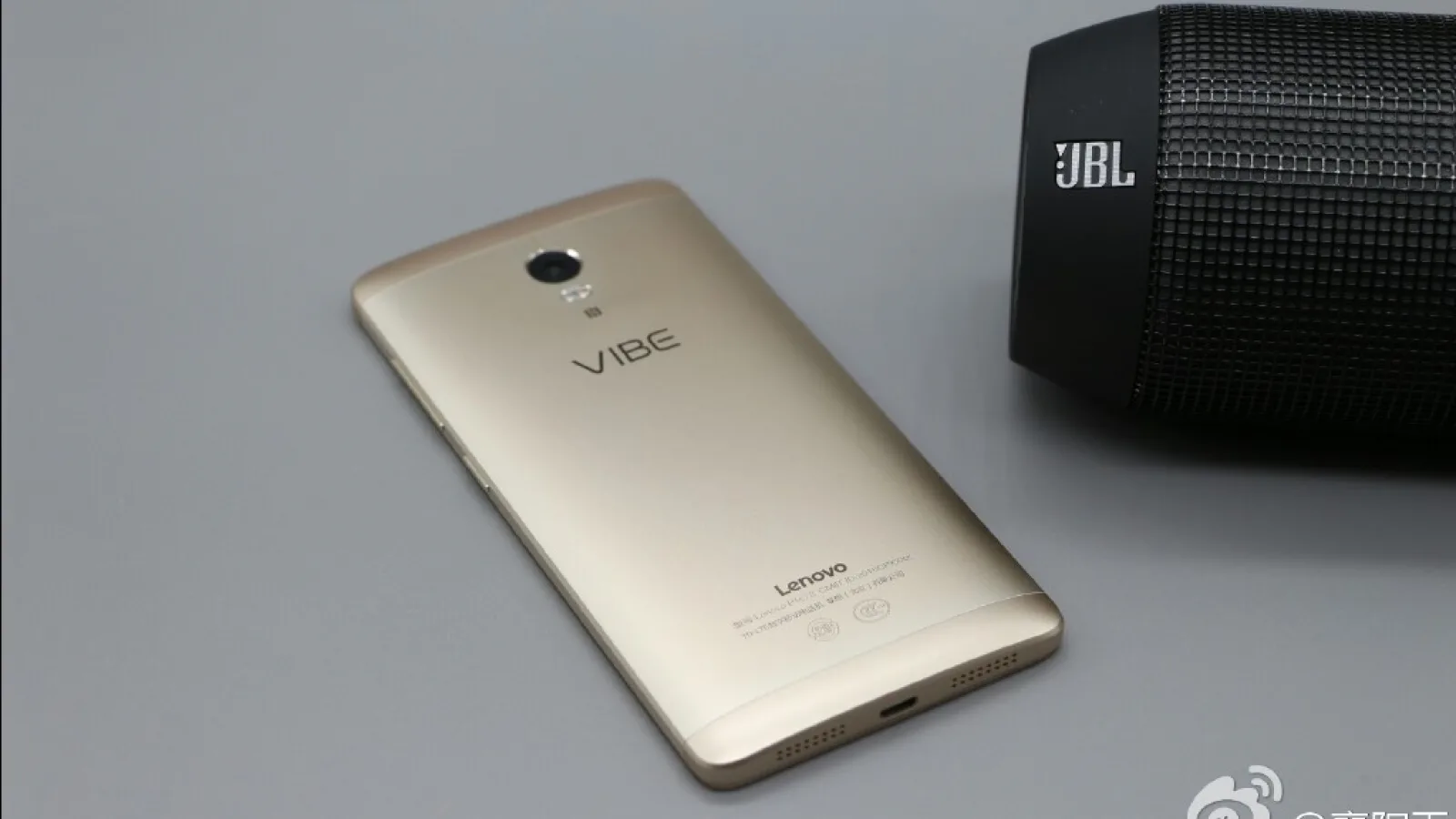 Lenovo Vibe P1 apare în noi imagini hands on, mai clare ca niciodată; Vine cu scanner de amprente, baterie generoasă