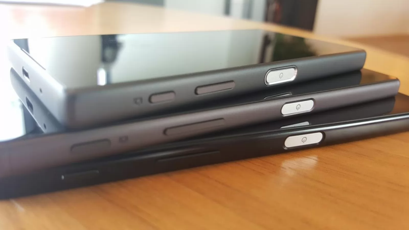 Sony Xperia Z5, Z5 Compact şi Z5 Premium apar în (probabil) ultimele fotografii hands on