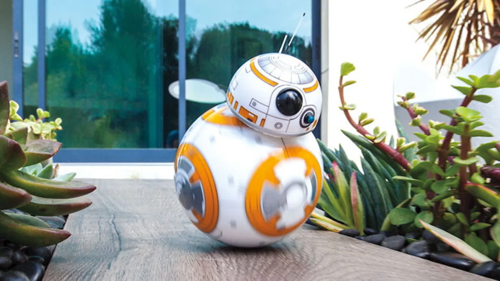 Noul roboţel din Star Wars Sphero BB-8 primeşte şi o aplicaţie dedicată Android; Robotul poate fi comandat de pe eBay