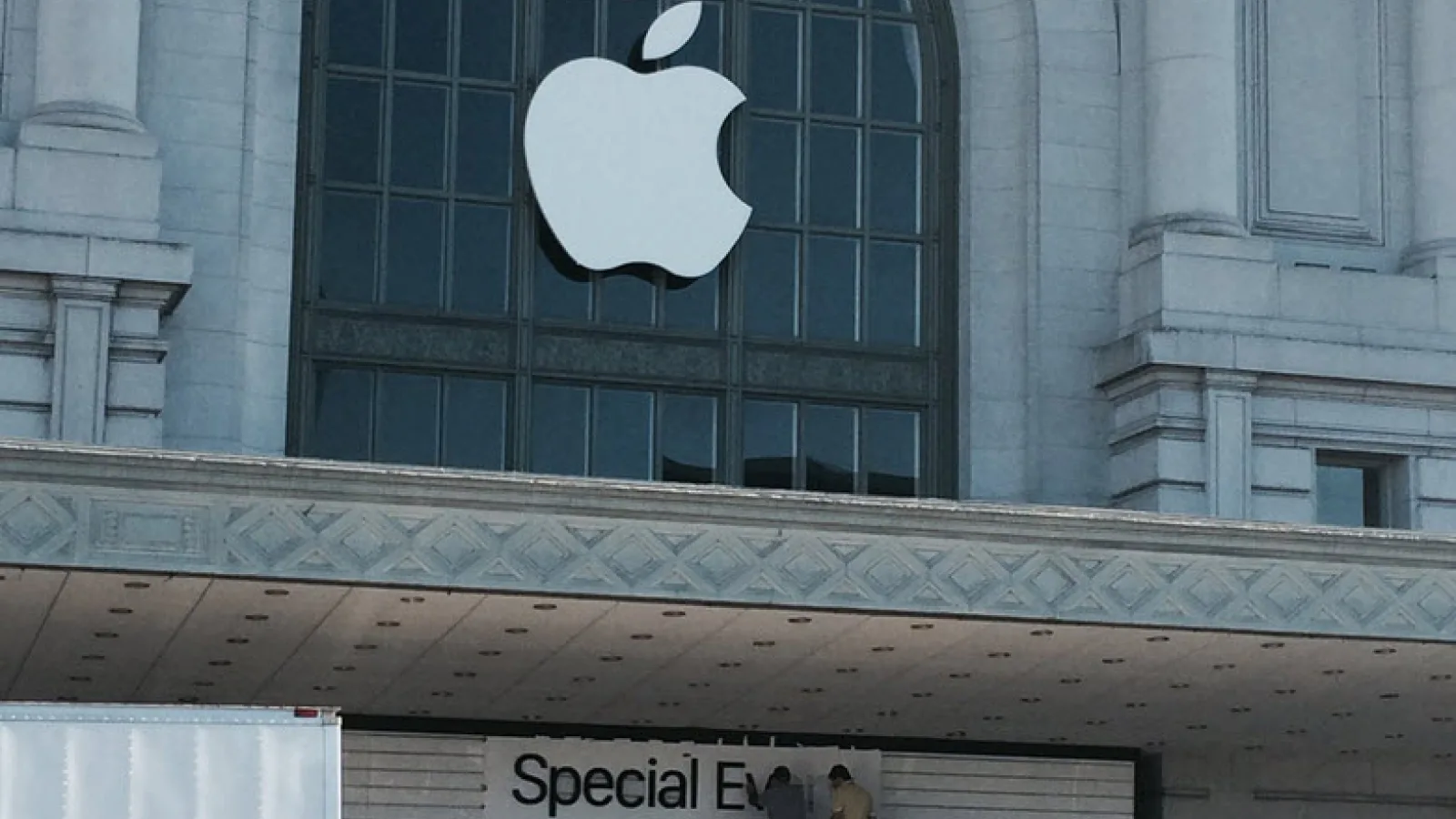 Apple decorează Bill Graham Auditorium cu logo-ul propriu înainte de marele eveniment de pe 9 septembrie, aduce extra forte de securitate