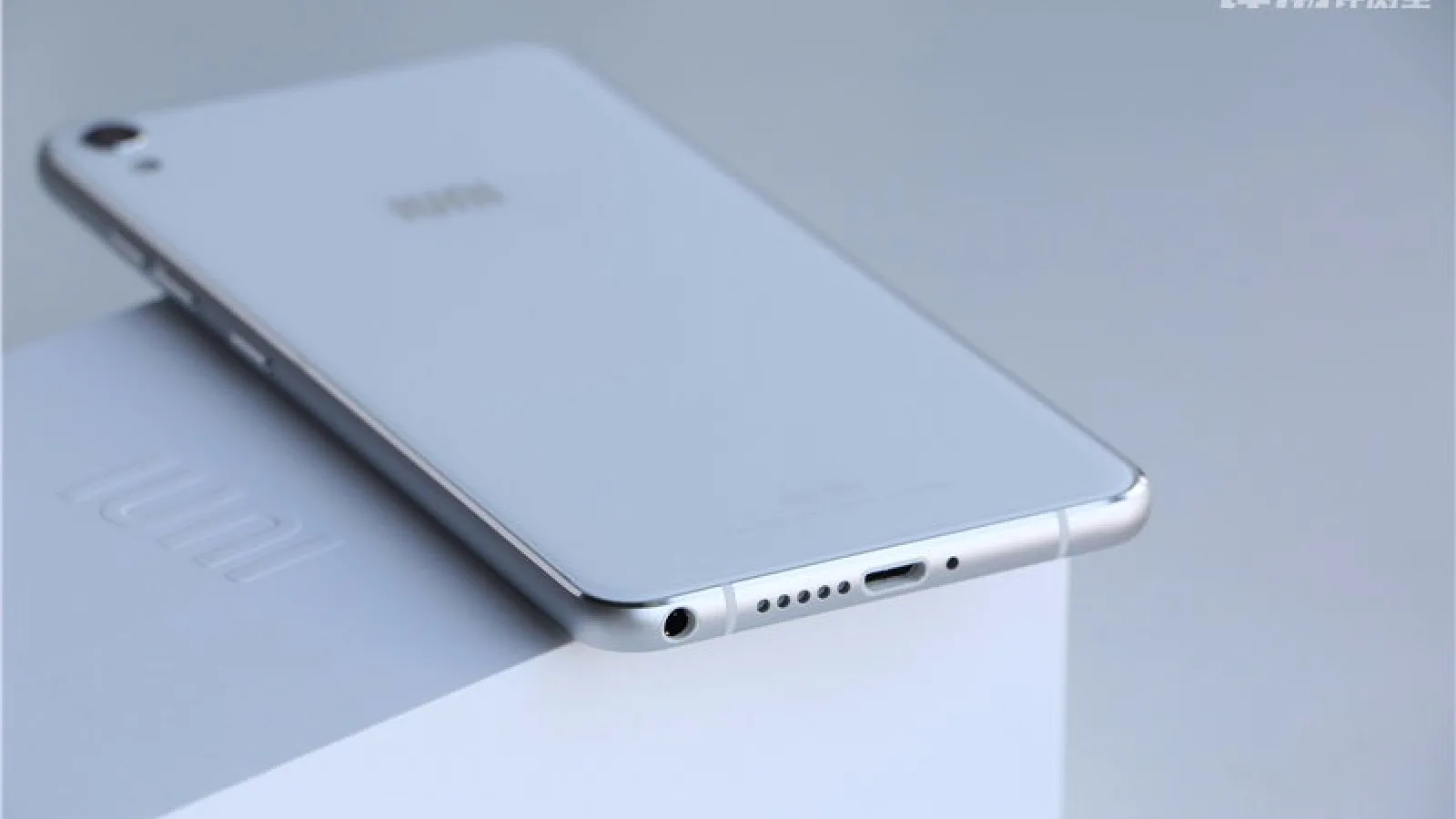 IUNI N1 anunţat oficial, vine cu ecran 2.5D curbat lateral şi dotări midrange; Iată imagini hands on cu terminalul şi ambalajul său