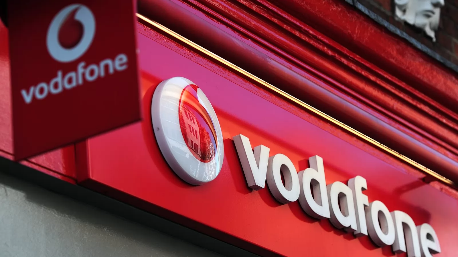 [UPDATE - Răspuns oficial Vodafone România] - Vodafone Timișoara încheie un abonament unei familii de surdo-muți, fără ca aceștia să-l dorească de fapt
