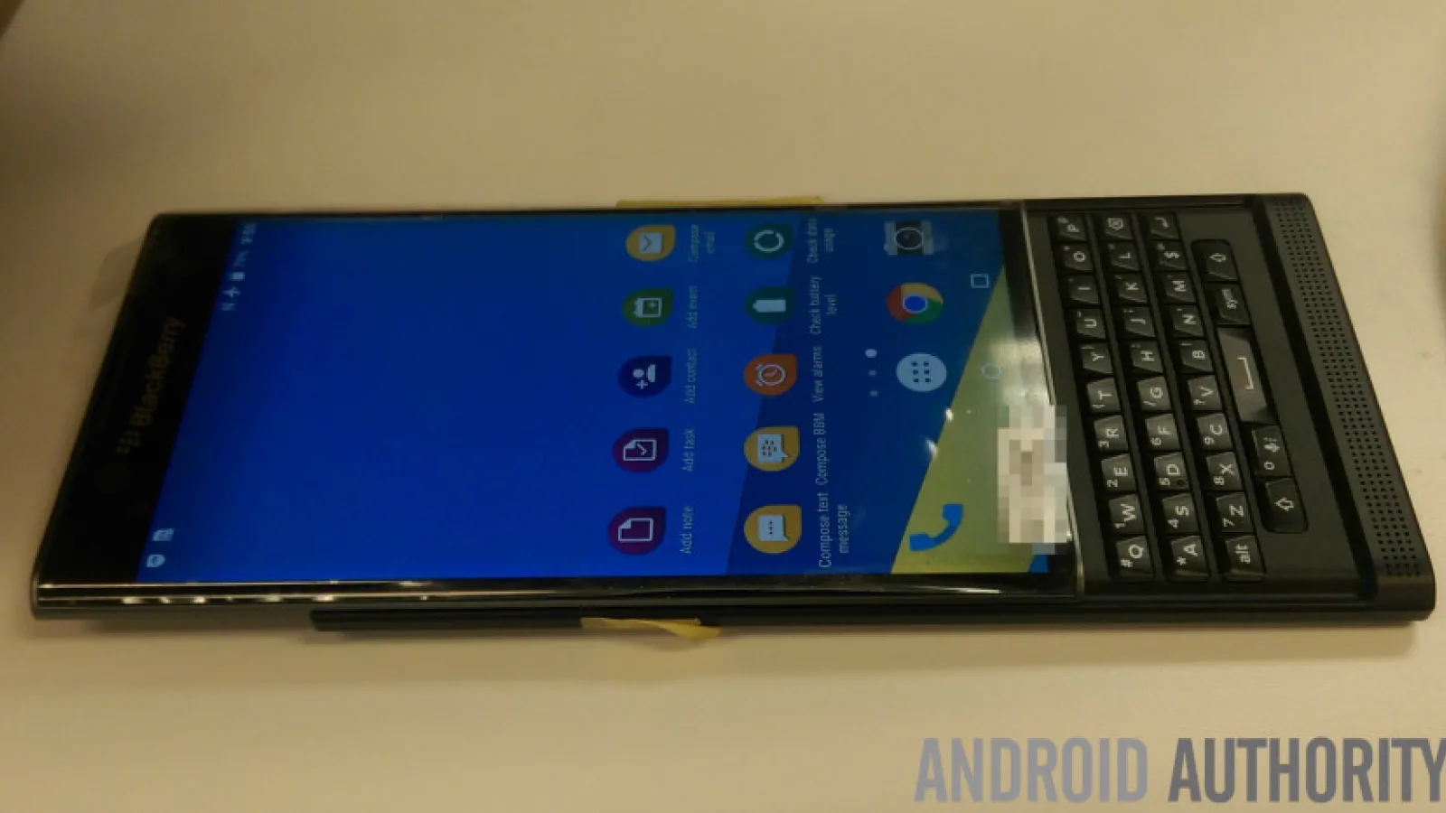 BlackBerry Venice fotografiat îndeaproape, acum vedem mai clar muchiile curbate ale ecranului; Vine tot cu Lollipop preinstalat