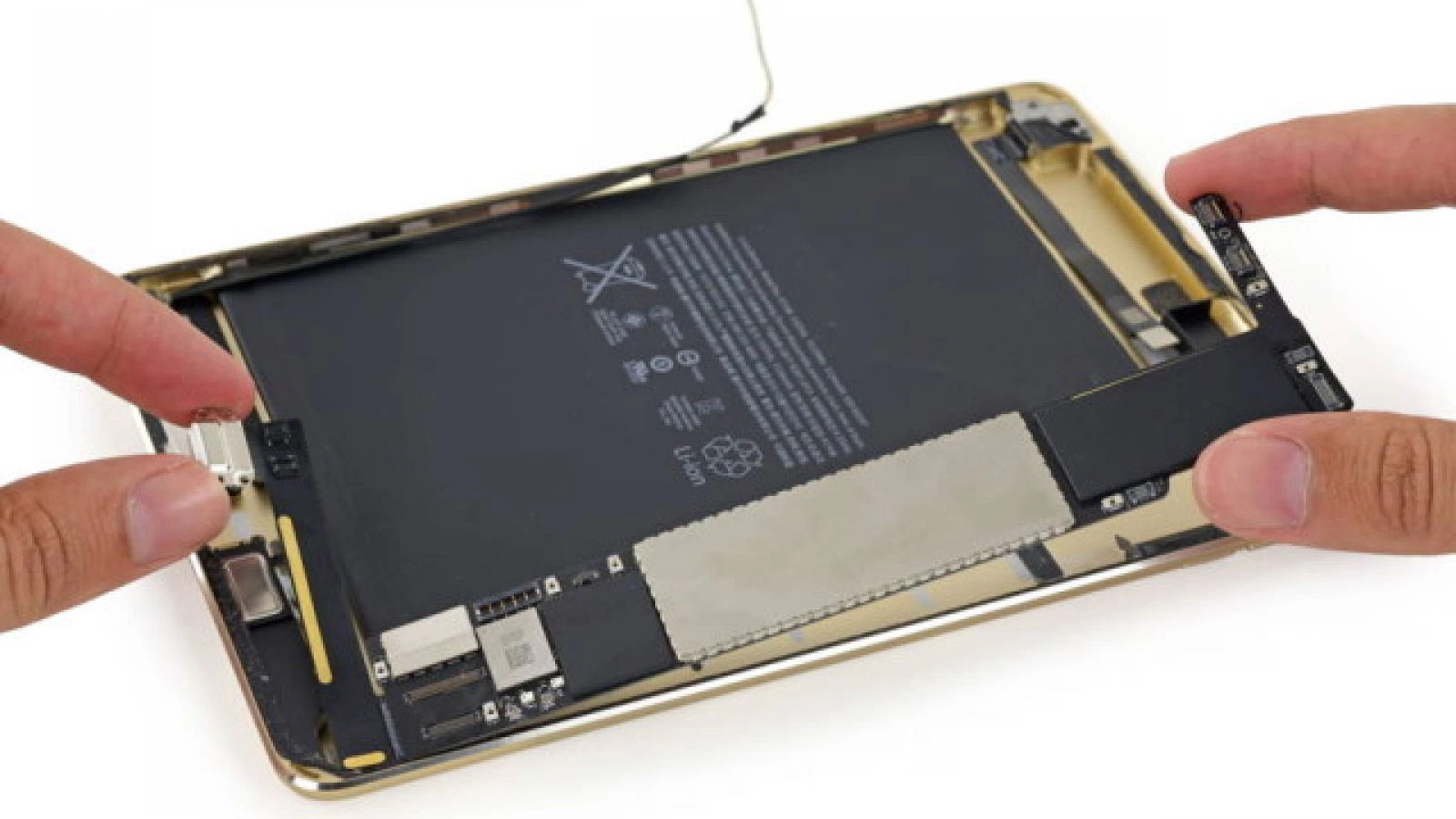 iPad Mini 4 disecat de băieţii de la iFixit, vine cu procesor Apple A8 şi baterie mult mai mică decat iPad Mini 3
