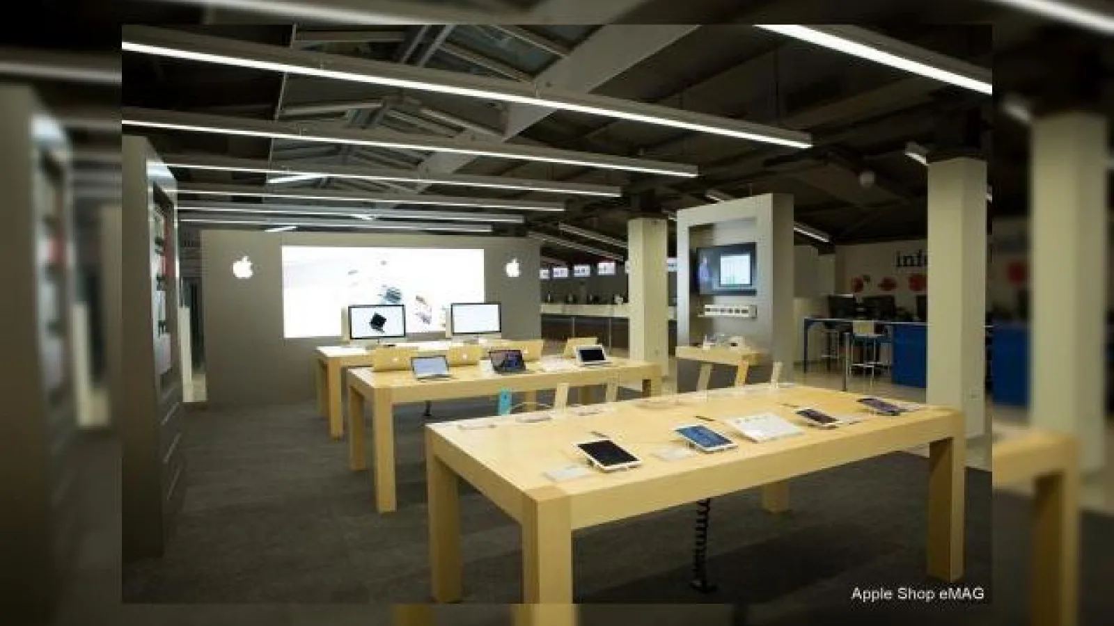 Iată cum arată primul Apple Store imaginat de Jony Ive, și asemănările dintre acesta și magazinul deschis de eMAG în București